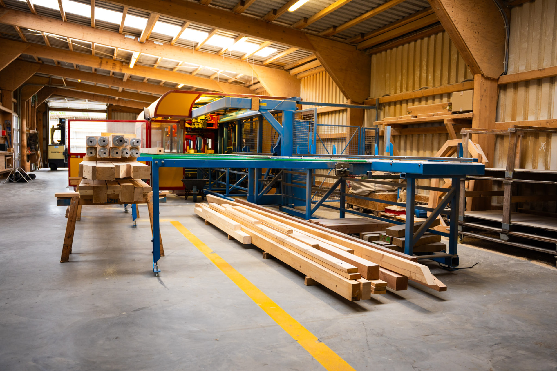 Abbundanlage und Holzbauteil in Bearbeitung